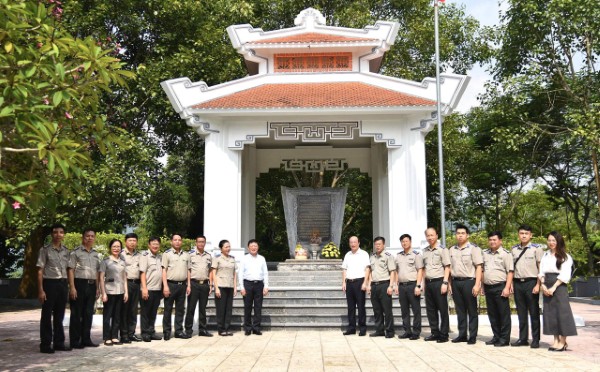 Thứ trưởng Mai Lương Khôi dâng hương tại Khu di tích lịch sử Bộ Tư pháp